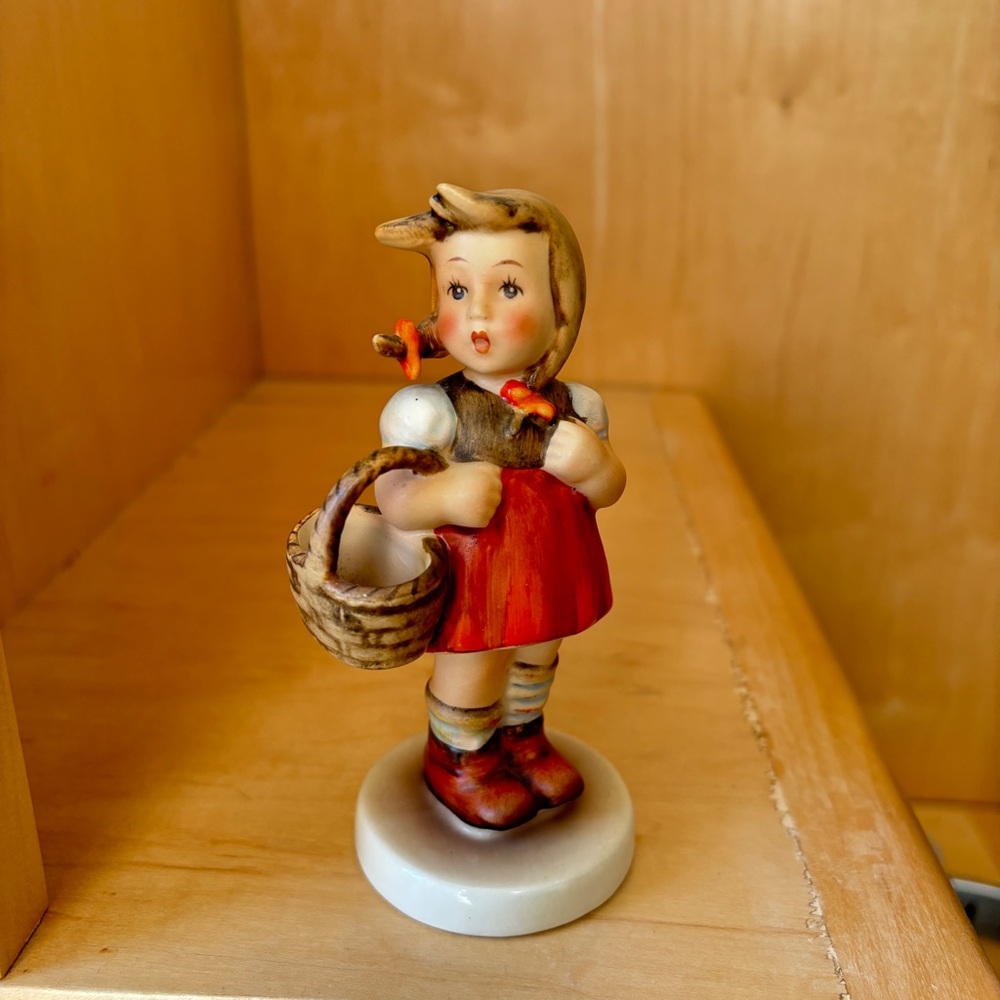 Vintage Goebel Hummel Figurine "Little Shopper" Gretel